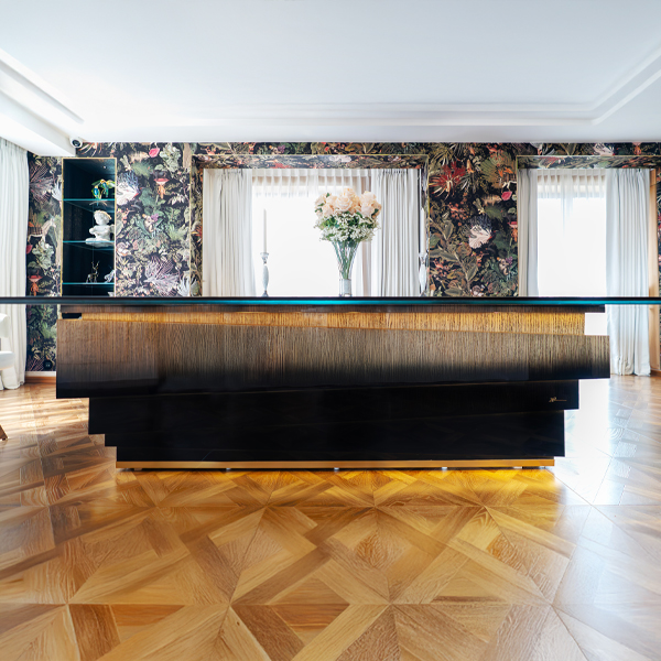 Kuhan Dining table